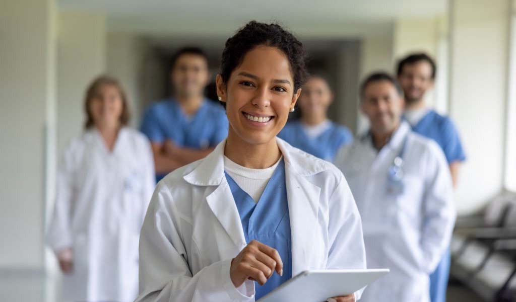 ¿En qué sectores puede desempeñarse un Médico Ocupacional?